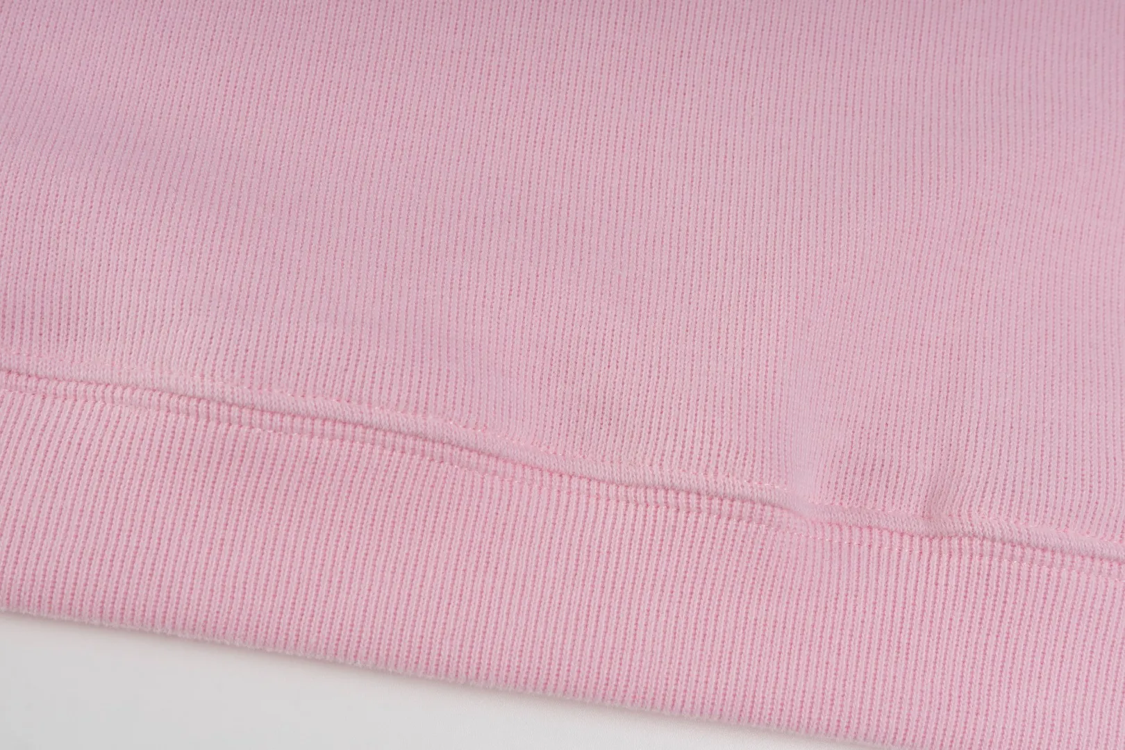 P230 #R97 Ralph lauren twelve-color embroidered pony logo half-zip high-neck long-sleeved knitted sweatshirt. The same style for men and women. The new half-zip sweatshirt for couples to wear in autumn is here! This kind of sweatshirt is really popular this year, even more popular than the hooded sweatshirt. Open the zipper and it can be used as a large lapel, which makes it more fashionable. The color of the classic design of the little war horse on the chest is matched with the embroidery. The simple zipper design echoes the brand logo, so you don’t need to match too much. The sweater version is loose enough! The fabric is custom-woven and dyed 100 cotton. 320g high gram weight 100% cotton knitted cotton with a certain thickness. The fabric is soft and comfortable, and the three-dimensional fabric is full of texture. The stitching is three needles and five threads, which is beautiful and strong. The pattern is also good. Although it is loose, it does not look bulky! - It is not a popular color scheme on the street. The color is pure and highly recommended. The upper body has a particularly high rate of turning heads. Loose style. Big drop shoulder OS style. Same style for men and women. Couple wear. Versatile and practical! Color: Gray, navy, khaki, green label, oatmeal brown label, apricot, black, army green, burgundy, pink, dark gray, light blue, white. Size: S M L XL Length: 70/72/74/76 Bust: 53.5/55.5/57.5/58.5 Shoulder width: 44/45/46/47 Sleeve length: 61/62/63/64